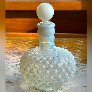 COPY - ⭐️Host Pick! 🌹⭐️ Vintage Hobnail opalescent perfume bottle w/stopper